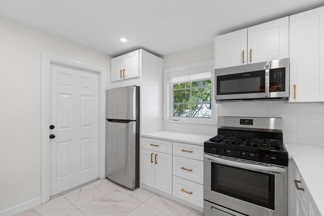 Building Photo - 426 48th St