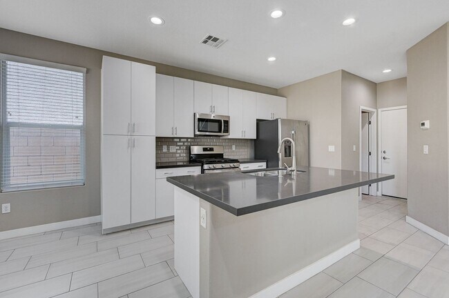 Building Photo - 2022 Single Family Home: 50% off first mon...