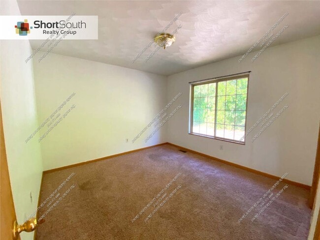 Building Photo - 4 bed 2 bath Single Family Home
