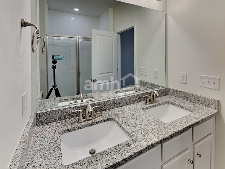 Building Photo - 7077 Creeksong Dr