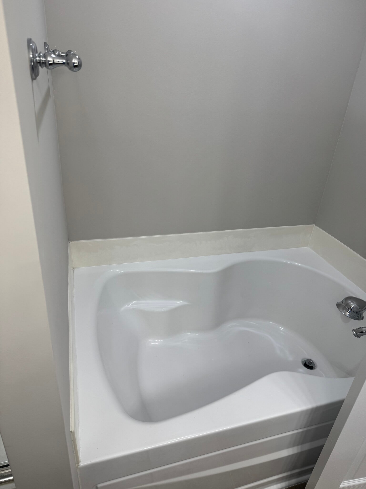 Master bathroom tub - 8321 Deckbar Pl