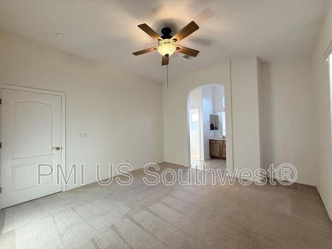 Building Photo - 2657 Edgewater Dr