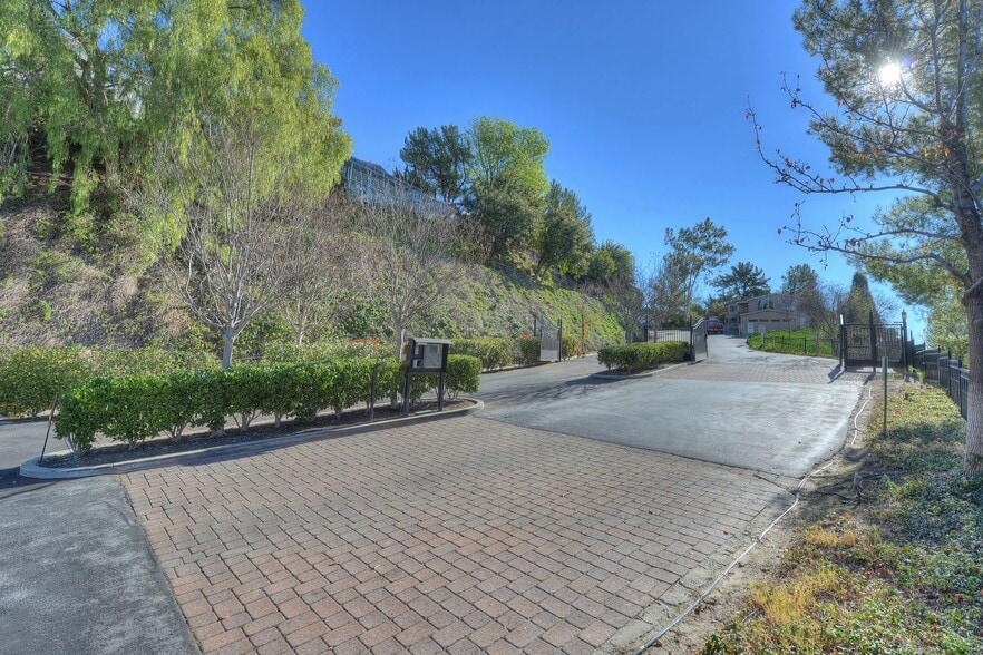 Building Photo - 3360 N Topanga Canyon Blvd