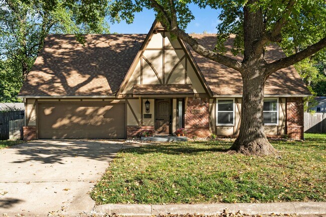 Building Photo - 3 Bedroom | 2.5 Bathroom | 2 Car Garage | Springfield MO | Fenced Back Yard | 2 Living Areas | Qu...