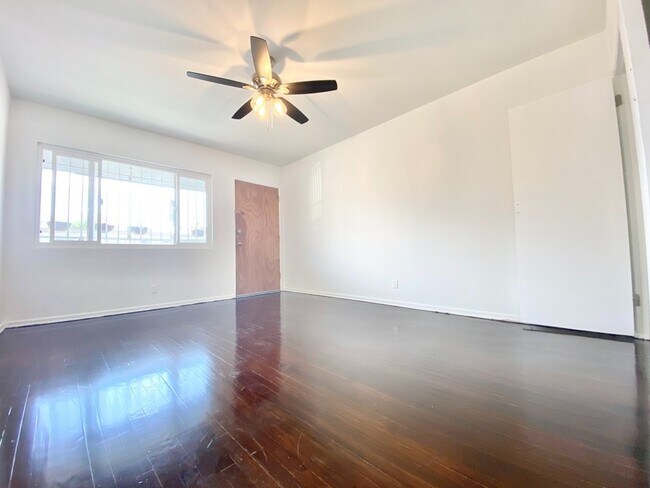 Building Photo - 917 N Hudson Ave