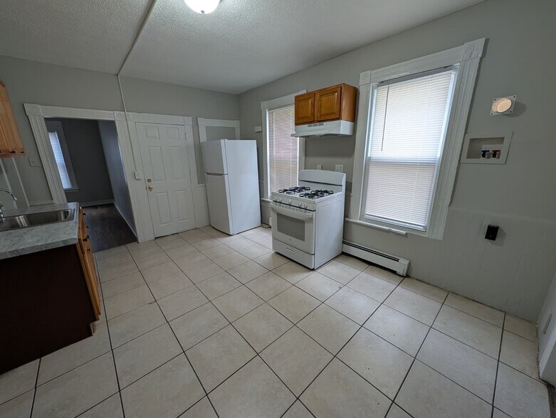 Building Photo - 38 Daggett St