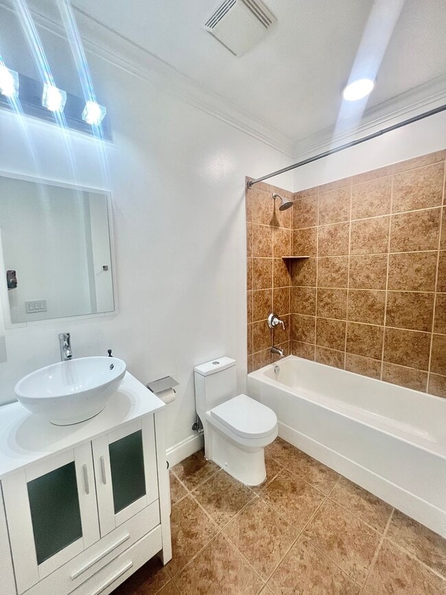 Building Photo - Mayfaire Townview 3rd floor 2BR unit with ...