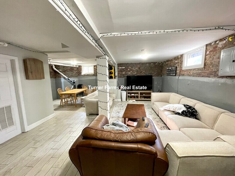 Building Photo - 38 Cherry St