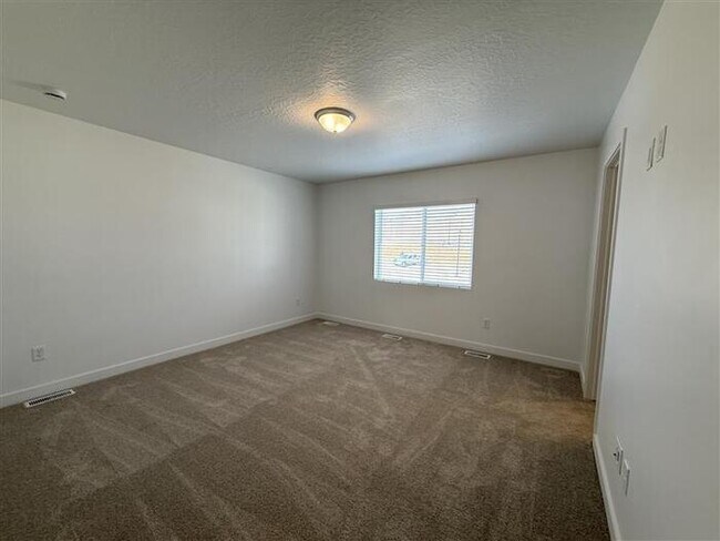 Building Photo - 1642 Blue Flax Dr