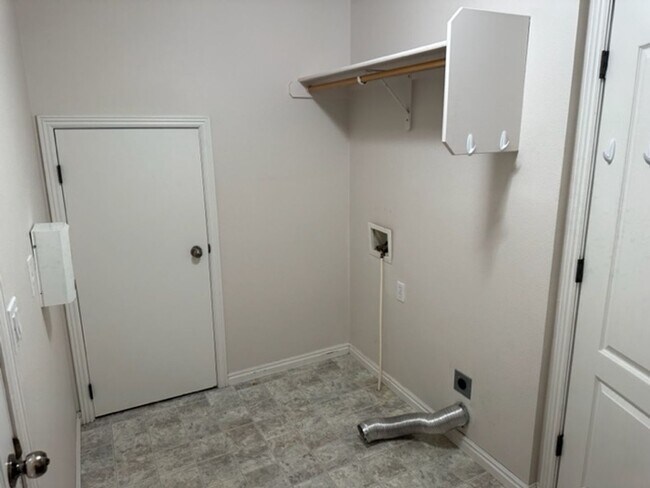 Building Photo - 943 Mount Hood Pl N