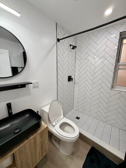 Building Photo - 3260 Reservoir Oval E