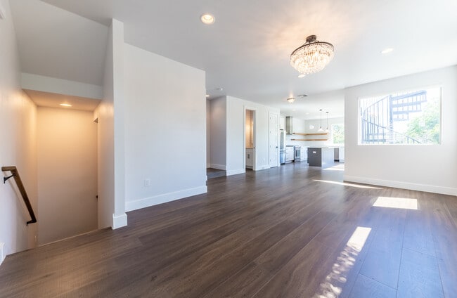 Building Photo - 2014 E 9th St