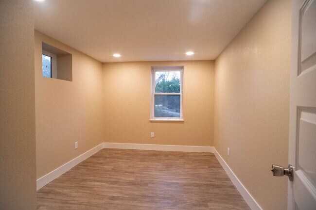 Building Photo - 453 S Mashburn Ave