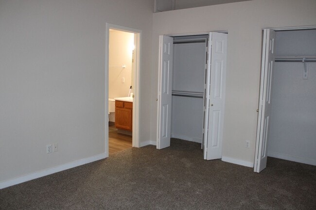 Building Photo - Comfortable 2BR Near Campus + $200 Move-In...