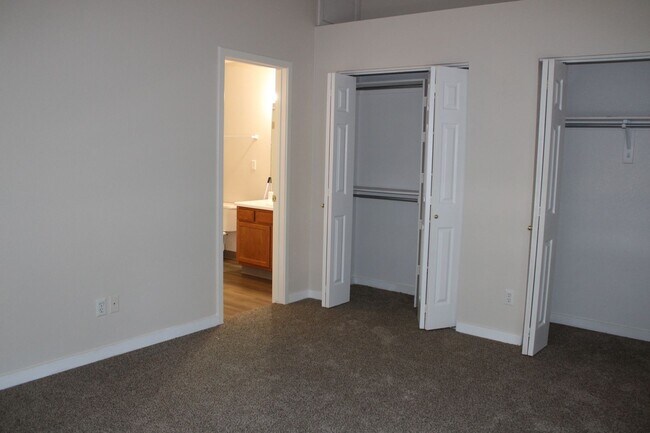 Building Photo - Comfortable 2BR Near Campus