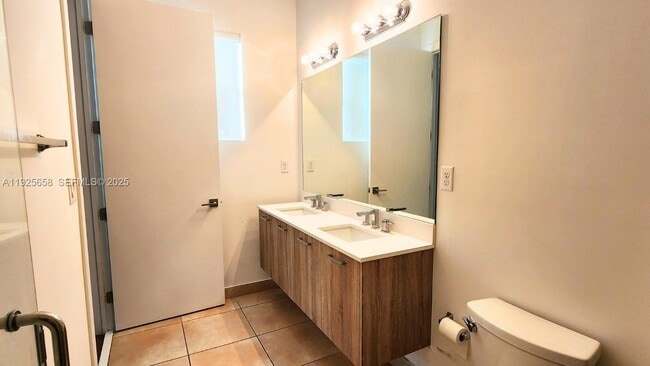 Building Photo - 460 NE 35th Ct