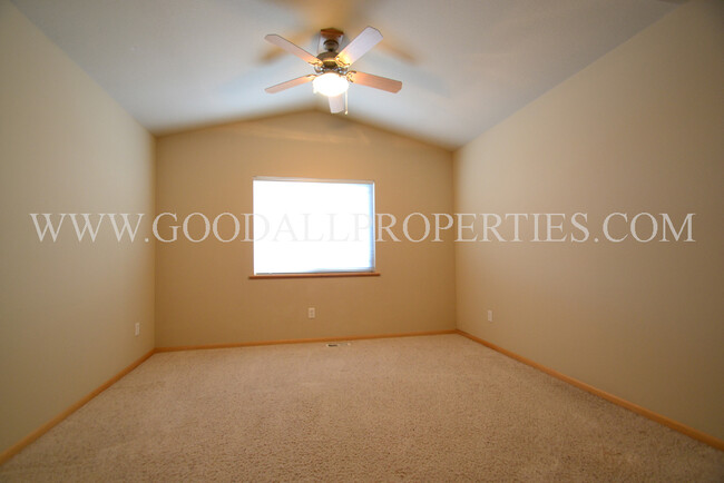 Building Photo - 3 Bedroom, 2.5 Bath Townhome in Grimes
