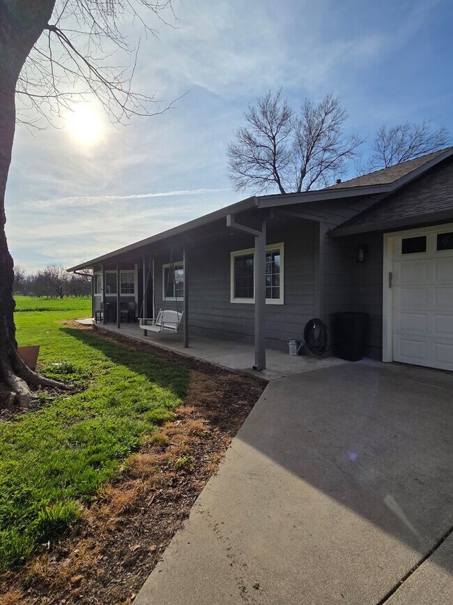 Building Photo - Country Style Living in this Charming Home in Anderson