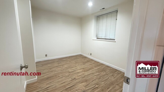 Building Photo - Beautiful 2 bedroom, 1 bath condo. Close t...