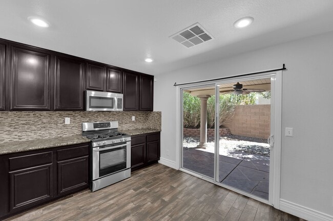 Building Photo - Beautiful Two bedroom 2 1/2 bath