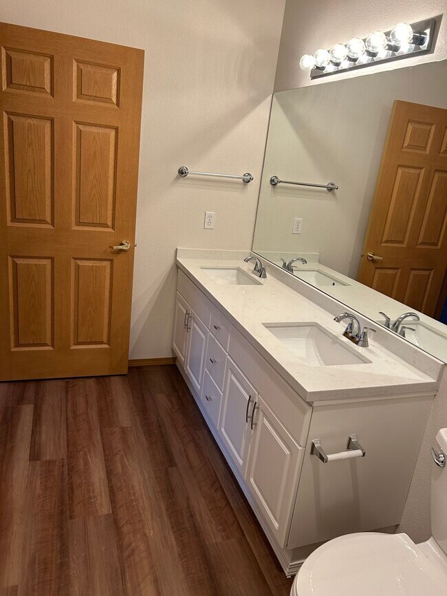Building Photo - 3 Bed, 2 Bath Condo with in Cascade-Fairwo...
