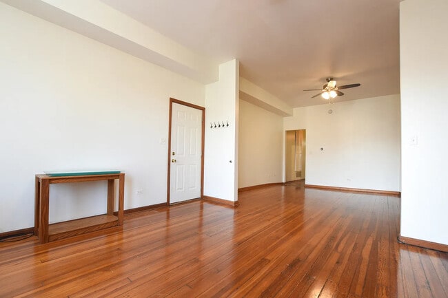 Building Photo - 2114 N California Ave