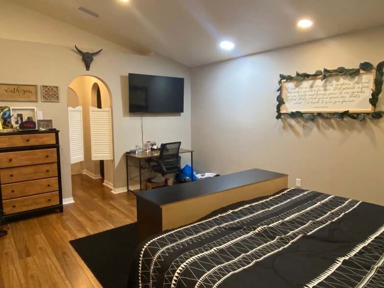 Building Photo - 4600 Tarrega St