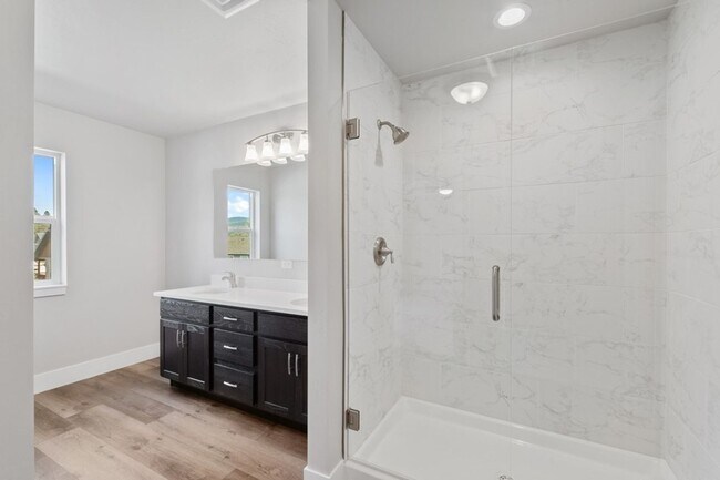 Building Photo - 3 bedroom, 2.5 bath townhome, minutes from downtown Whitefish