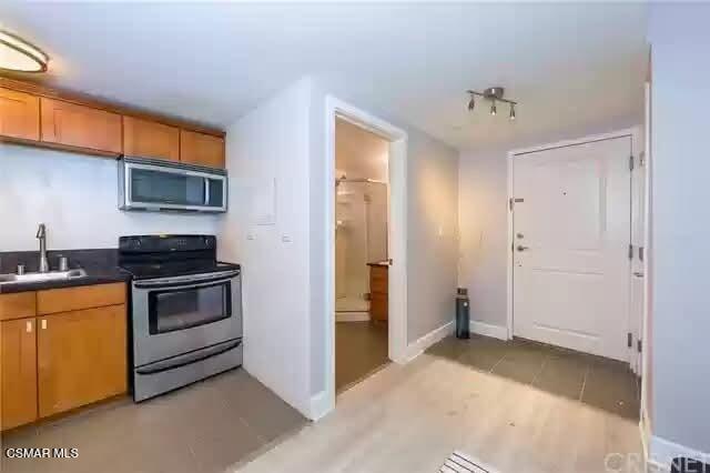 Building Photo - 10982 Roebling Ave