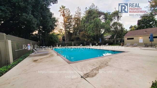 Building Photo - Just Renovated! Spacious 2 Bed, 2 Bath Top...