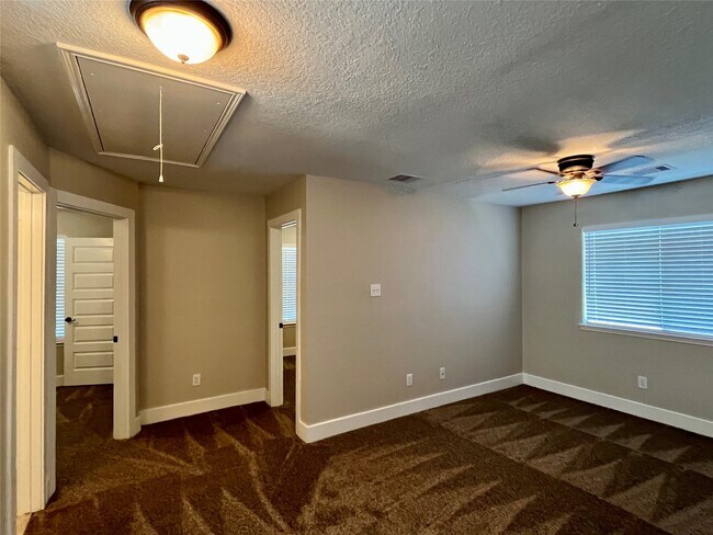 Building Photo - 3951 Town Park Ln