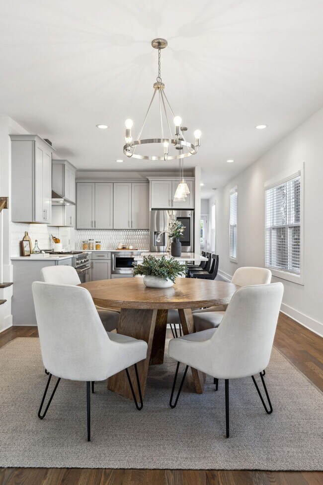 Building Photo - Grandeur in Germantown!