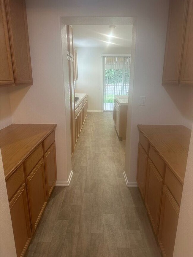 Building Photo - Spacious 3 + 2.5 Caynon Crest Home