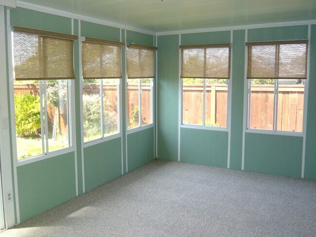 Building Photo - Single Level Home in Gated Community