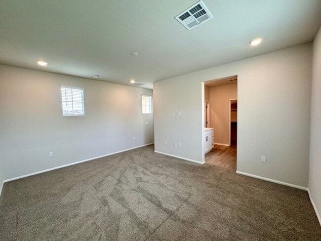 Building Photo - MOVE IN SPECIAL! $1000 off 1st month rent if you move in the month of January! Spacious 4 Bedroom...