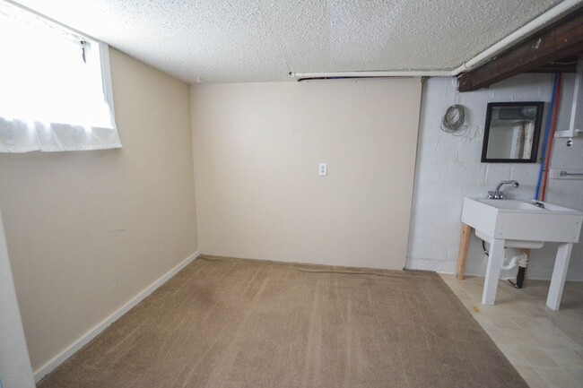 Building Photo - Adorable 2 Bedroom Home 1 Block from Sumne...