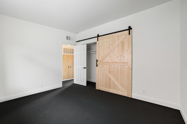 Building Photo - Fully Remodeled 2BR with Modern Upgrades &...