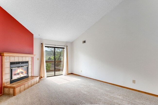 Building Photo - Cozy Condo in Convenient Location with Mou...