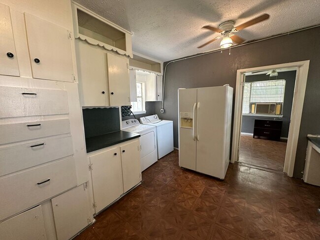 Building Photo - 6818 Stearns St