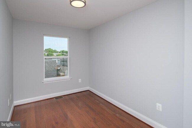 Building Photo - 704 Ingraham St NW