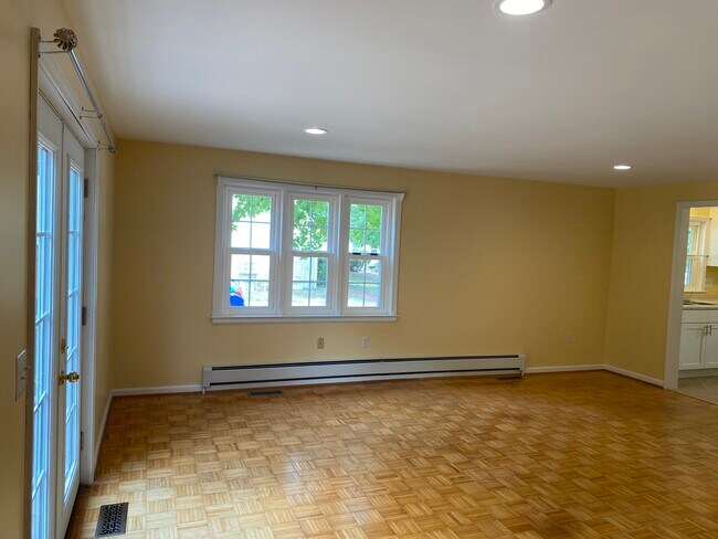 Building Photo - 7 Oak Dr