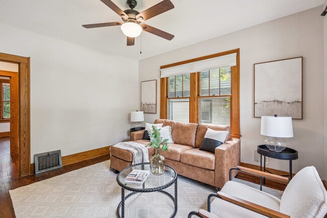 Building Photo - Cute 4 Bedroom 2 Bath Bungalow with a fenc...