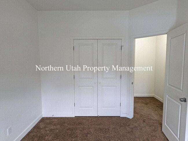 Building Photo - 4 Bed, 2 Bath, HVAC