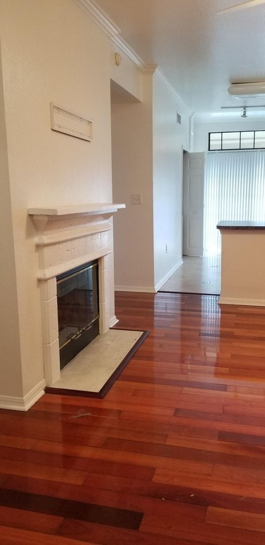 Building Photo - 1x1 top floor unit with balcony, beautiful...