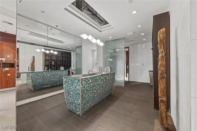 Building Photo - 4525 Dean Martin Dr