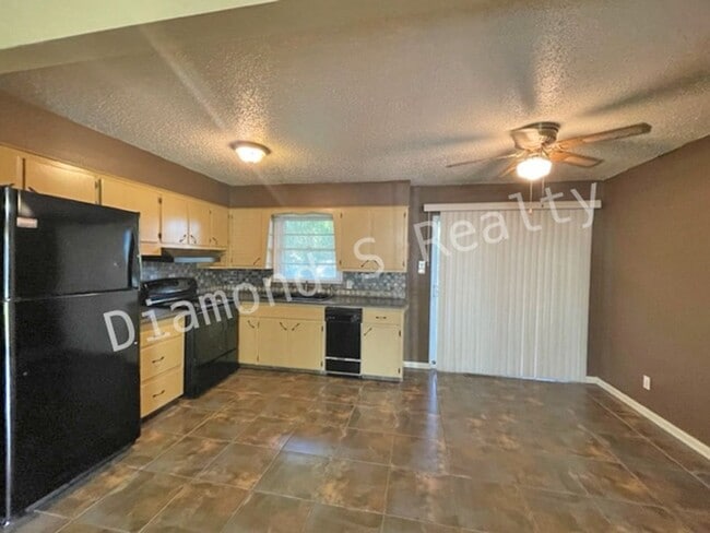 Building Photo - South Springfield 3 Bedroom Home Available Soon!