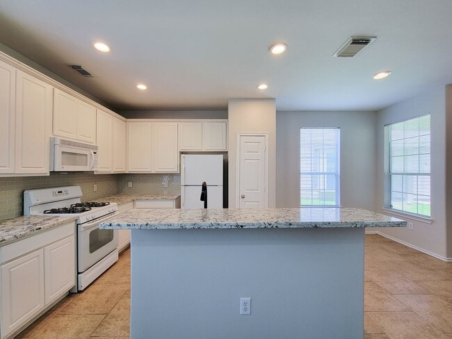 Building Photo - BEAUTIFUL 3 BEDROOM 2 BATH TOWNHOME THAAT ...