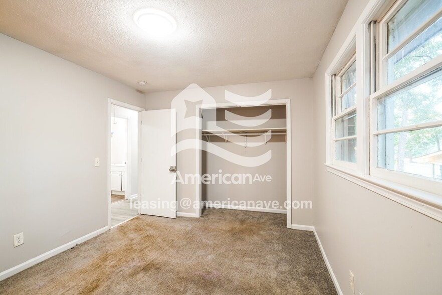 Building Photo - 912 Old Oak Dr