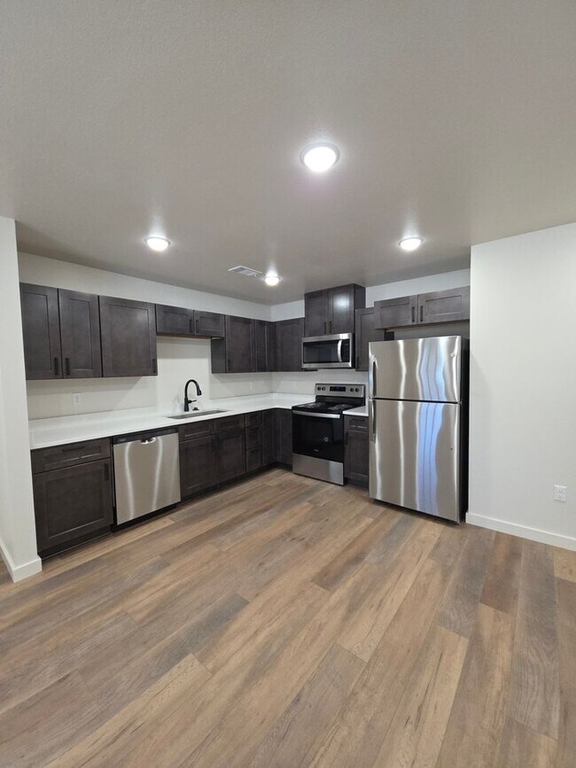 Building Photo - 703 W 12th St