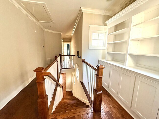 Building Photo - WALK TO 8TH AVE AND 12 SOUTH!  Beautiful 3/2.5 home with garage on 10th Ave S